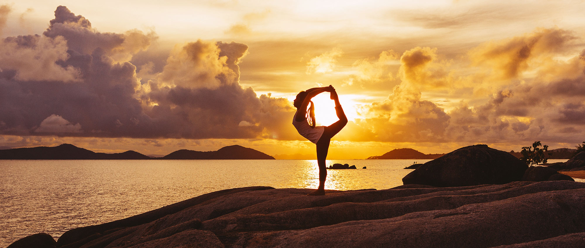yoga posture du danseur et soleil qui se couche