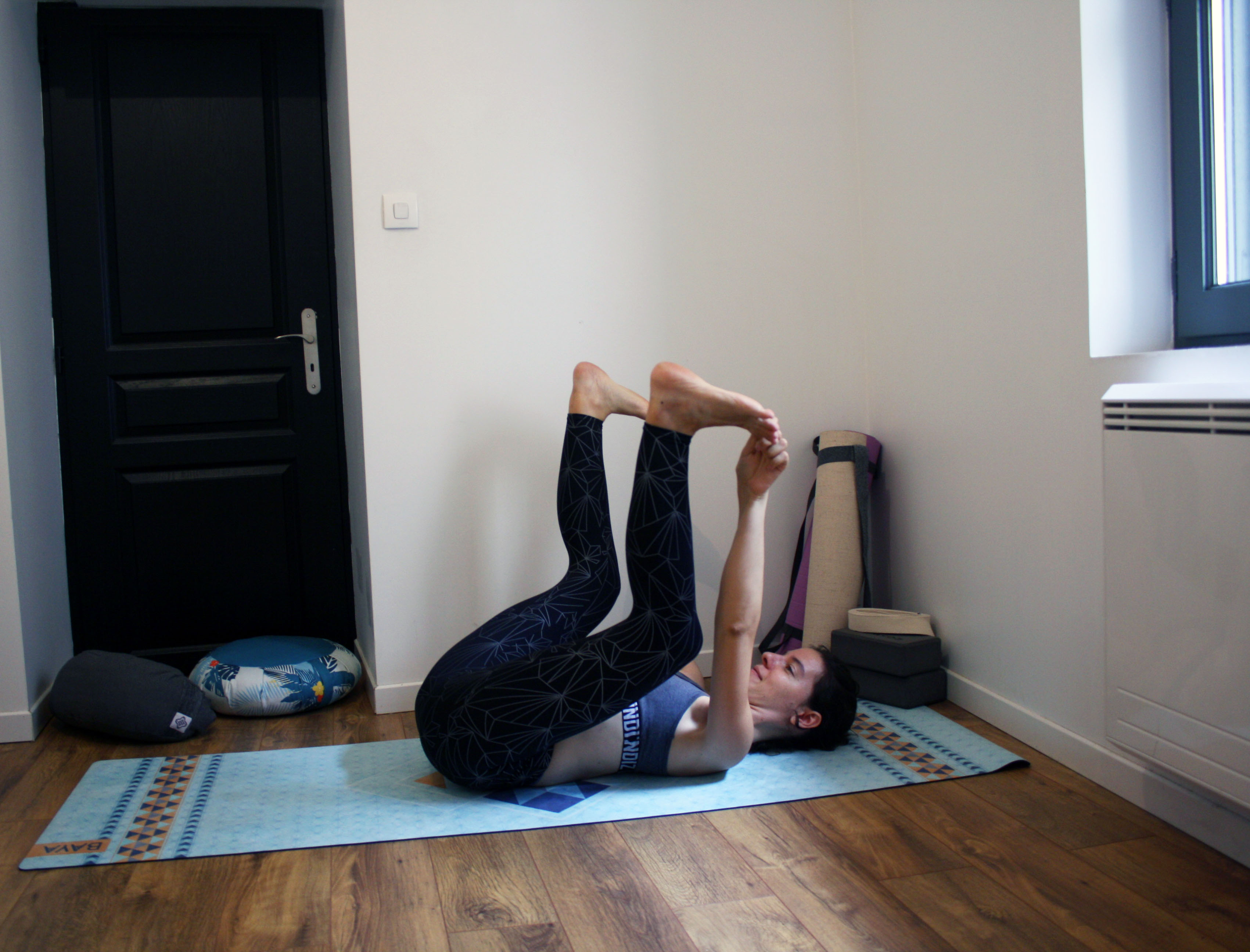 posture du bébé heureux pour ouvrir les hanches