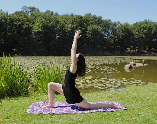 La tradition des 108 salutations au soleil au yoga
