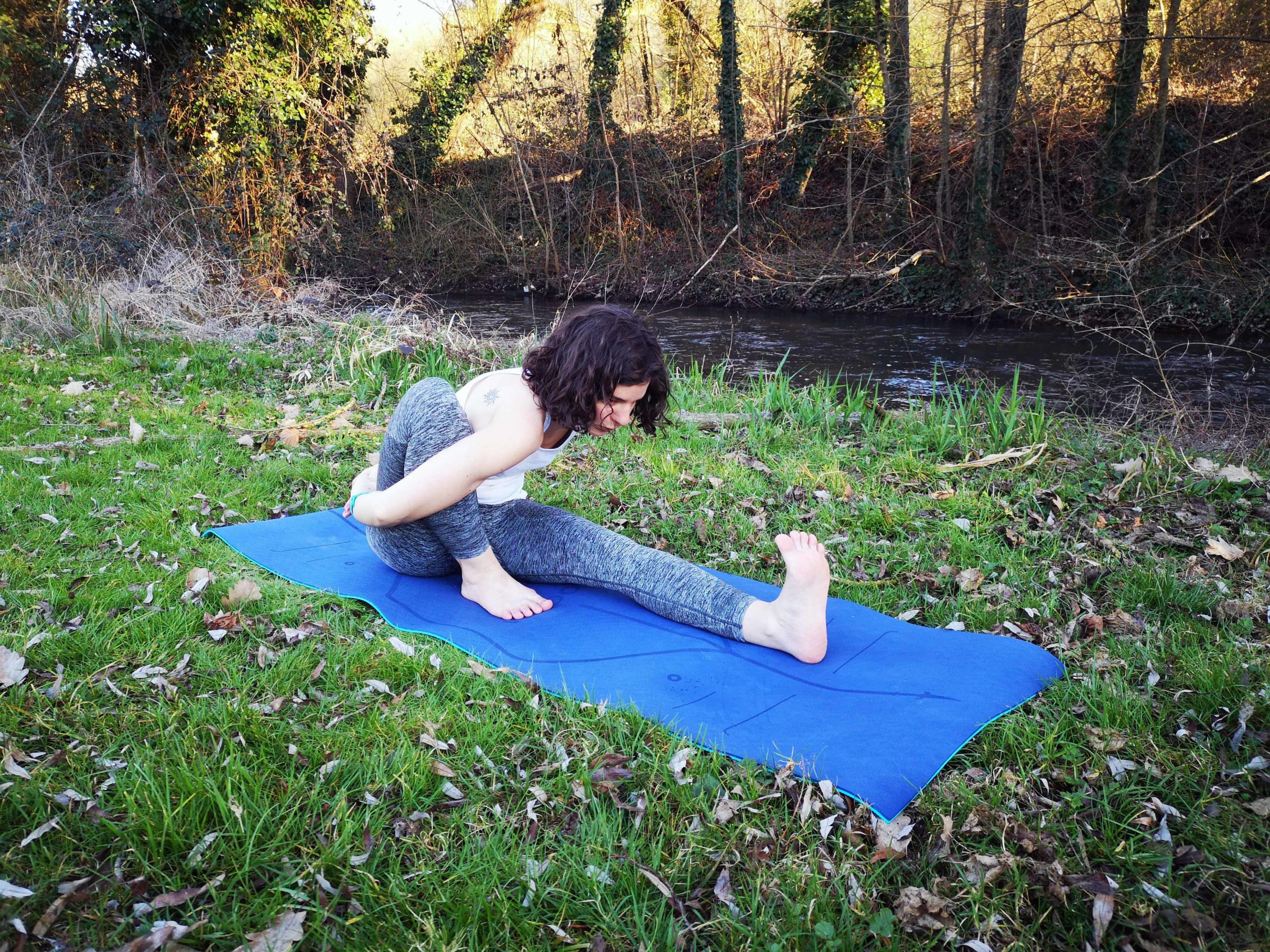 posture de yoga tapis yogom