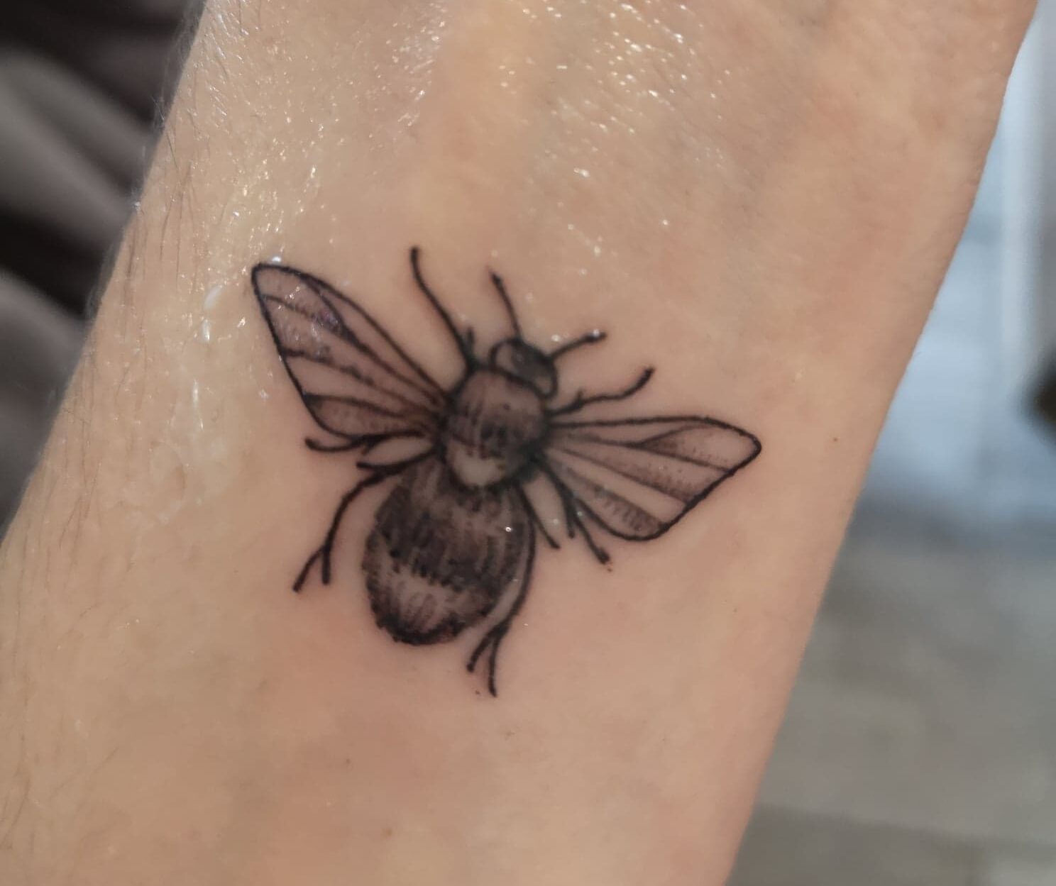 Tatouage abeille poignet